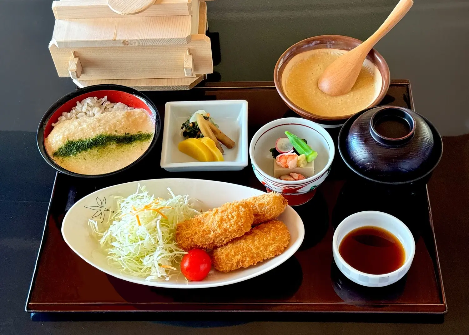 とろろ入りコロッケとむぎとろ