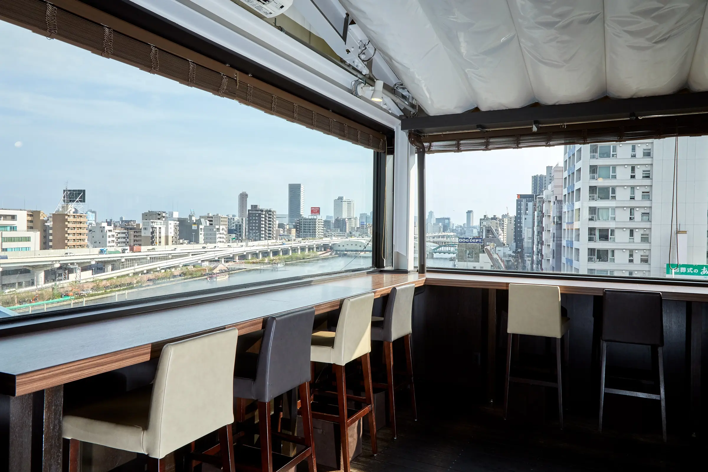 Bar-height counter seats overlooking the Sumida River (daytime)