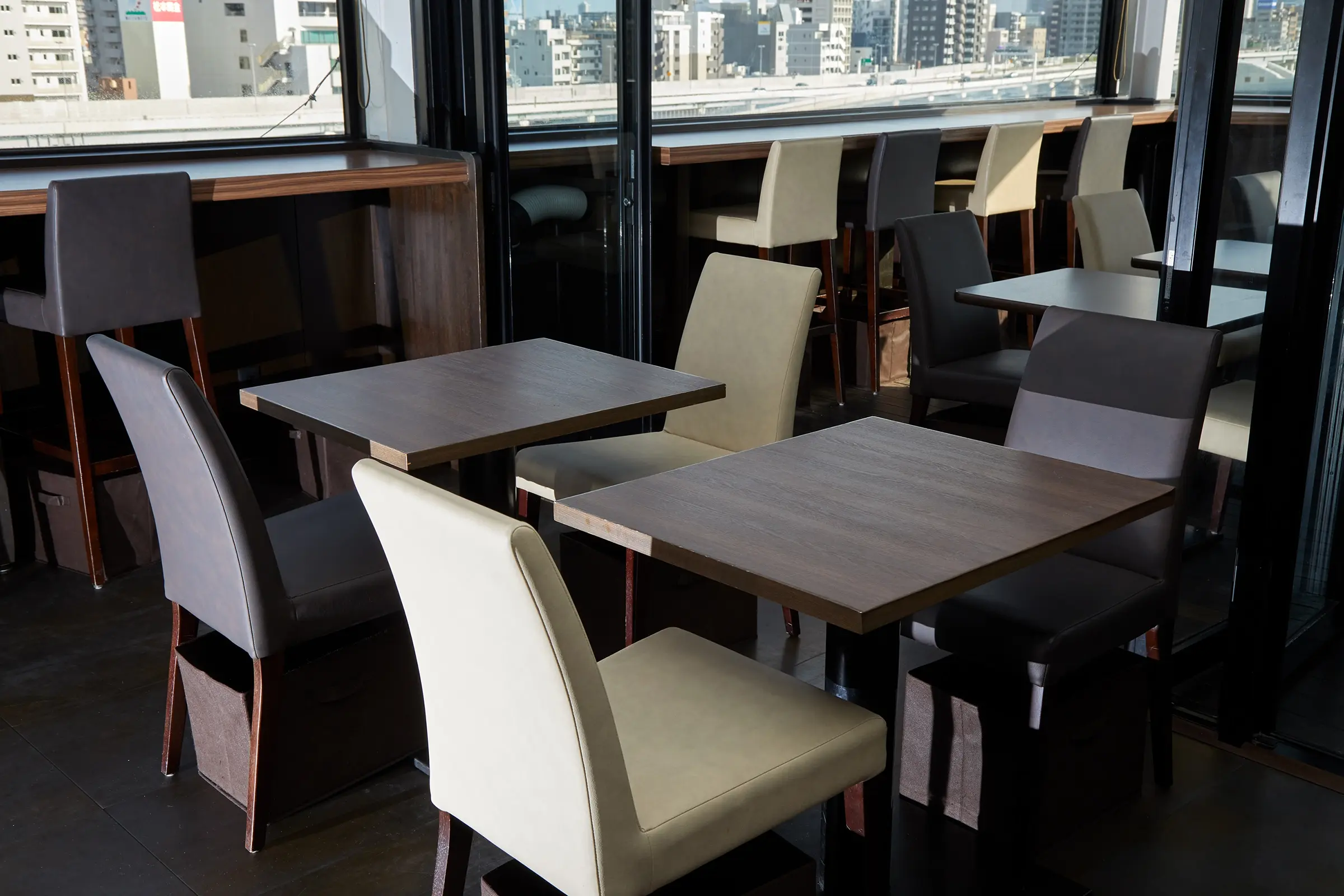 Relaxing table seats for groups and families (daytime)